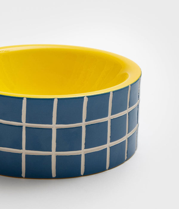 détail centre de table carré bleu et jaune